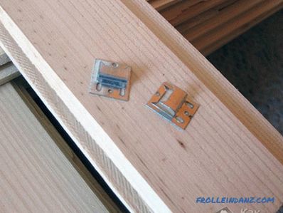 Cómo fijar los paneles de pared al techo.