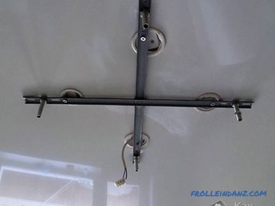 Cómo colgar una araña en el techo (en el gancho, con una barra) + foto