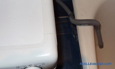 Cómo conectar una lavadora al suministro de agua y al alcantarillado.