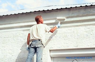Pintando la fachada de la casa con sus propias manos.