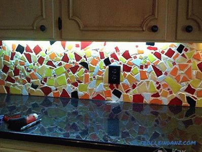 Cómo colocar el delantal de los azulejos en la cocina.