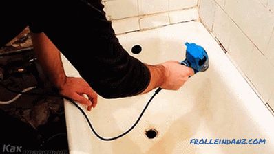 Cómo pegar el bordillo cerámico en el baño.