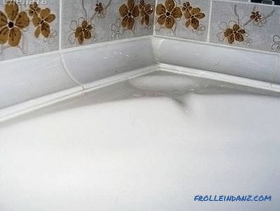 Cómo pegar el bordillo cerámico en el baño.