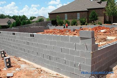 Casa hecha de bloques de cemento con sus propias manos.