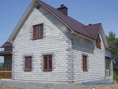 Casa hecha de bloques de cemento con sus propias manos.