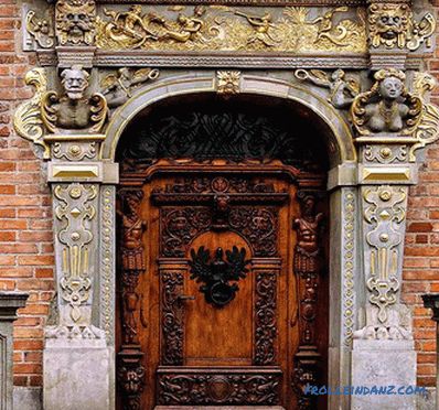 Puerta antigua con sus propias manos.