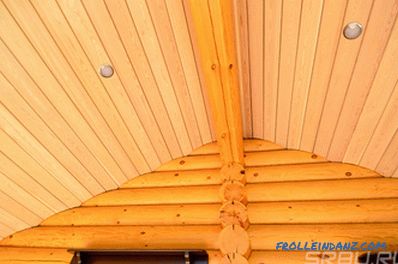 Cómo enfundar el techo en una casa de madera - las mejores soluciones