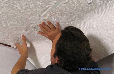 Cómo pegar papel de vinilo en las paredes y el techo (+ fotos)
