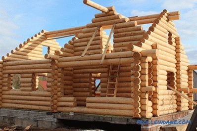 La casa de madera, que es mejor que un bar o un tronco para la construcción.