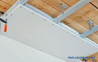 Fijación de placas de yeso a un techo de madera: opciones.
