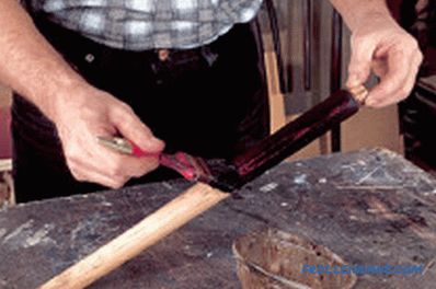 Tratamiento de la madera con tintes y barnices: características de la aplicación.